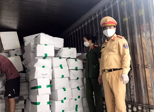 Lực lượng CSGT phát hiện xe tải chở 10 tấn thực phẩm không rõ nguồn gốc