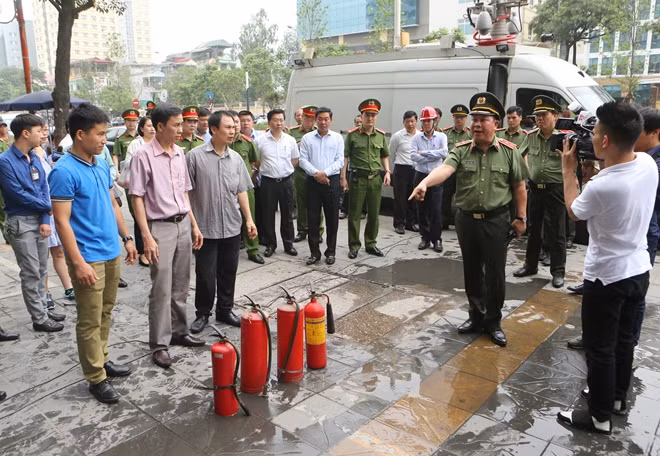 Thứ trưởng Bùi Văn Thành kiểm tra 2 bình chữa cháy được trang bị tại chung cư M3-M4 nhưng đều bị hỏng.