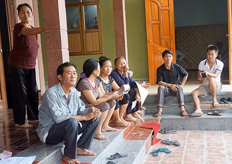 Vẻ mặt thất thần của người dân trong vụ vỡ nợ tại Trù Sơn, Đô Lương.
