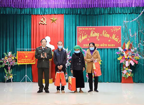 Đại tá Đặng Hồng Đức, Giám đốc Công an tỉnh thăm, tặng quà tết cho một số hộ gia đình có hoàn cảnh khó khăn, gia đình có công với cách mạng.
