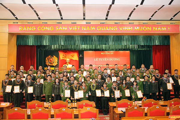 Đại biểu và các học viên tiêu biểu tại buổi lễ tuyên dương Đại biểu và các học viên tiêu biểu tại buổi lễ tuyên dương