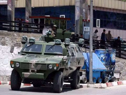 Cơ quan an ninh Afghanistan bảo vệ con đường dẫn đến địa điểm vụ đánh bom hôm 4-6.