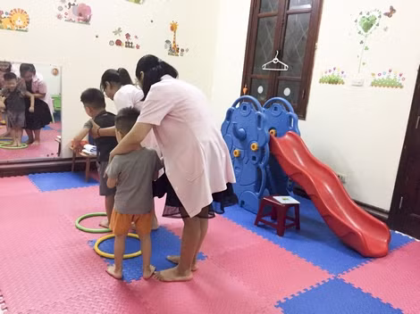 Học kết hợp với chơi là một giải pháp tốt cho trẻ bị rối loạn ngôn ngữ.
