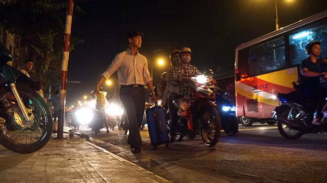 Nét mệt mỏi hiện rõ trên khuôn mặt người đàn ông sau hành trình dài từ quê lên Hà Nội lại gặp ngay cái tắc đường.
