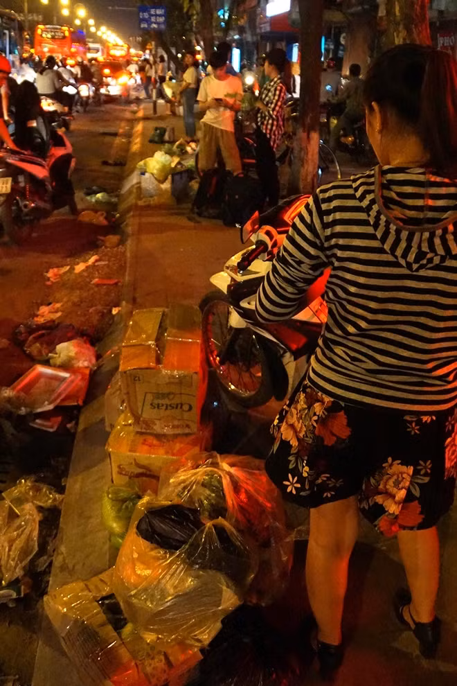 Nhìn đồ đạc mà người phụ nữ mang theo, nhiều người nghĩ rằng đây là chuyển nhà chứ không phải là về quê nghỉ lễ.