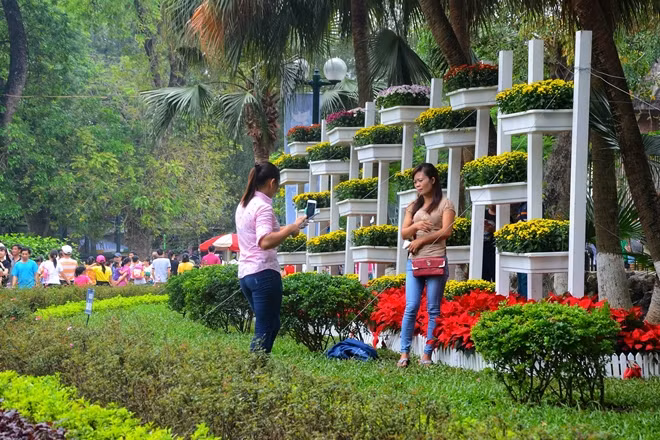 Nhưng cũng trong sự đông đúc ấy, lại xuất hiện rất nhiều hình ảnh phản cảm cho thấy ý thức rất xấu của một bộ phận người dân khi tới với các khu vui chơi, giải trí công cộng. Hình ảnh hai cô gái vô tư dẫm đạp lên thảm cỏ để "selfie" với hoa.