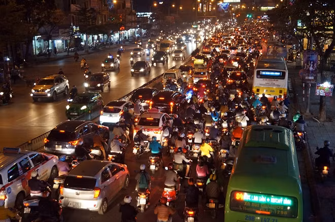 Khoảng gần 19h, khung giờ cao điểm tan tầm, các phương tiện khó khăn di chuyển hơn.