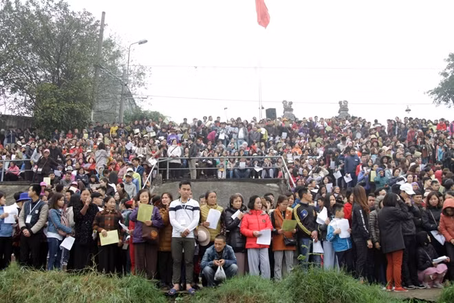 Sáng 12-2 (mùng 8-1 Âm lịch), khoảng hơn 1 vạn người đã đổ về bến sông làng Bát Tràng (Hà Nội) dự lễ phóng sinh do Đạo tràng Phật Hạnh chùa Phật Quang tổ chức.