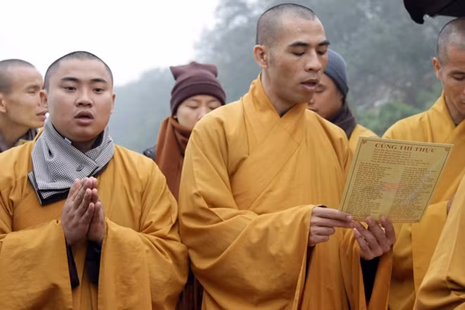 Mỗi giỏ cá thả xuống đều được người dân, phật tử cùng các vị sự tăng chú nguyện để an lành về với sông lớn.