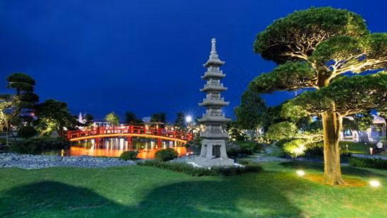 Khu vườn Nhật Bản với cây cầu màu đỏ trứ danh sẽ là “thiên đường dạo bước” đầy nên thơ.