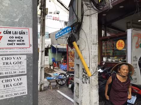 Tràn lan bảng rao vặt cho vay trên các tuyến đường tại quận 5.
