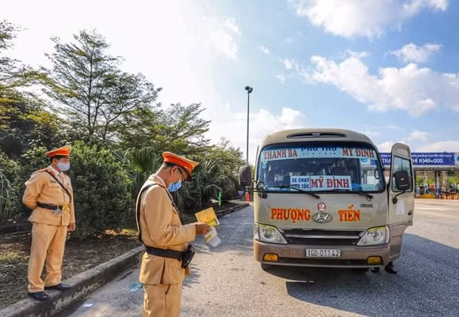 Cũng trong buổi làm việc trên, tổ công tác của Cục CSGT đã tiến hành dừng, kiểm tra nhiều phương tiện vận tải hành khách lưu thông trên cao tốc Nội Bài - Lào Cai nhằm đảm bảo ATGT trên toàn tuyến. Cùng với đó giám sát việc thực hiện nghiêm các quy định về phòng chống dịch bệnh COVID-19 đang diễn biến hết sức phức tạp.