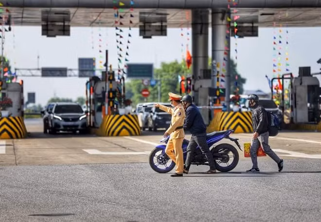 Ghi nhận tại đây, lượng phương tiện lưu thông rất thông thoáng và thuận lợi. Tuy nhiên, chỉ trong khoảng 1 tiếng đồng hồ làm nhiệm vụ, lực lượng CSGT liên tục phát hiện, chặn dừng nhiều người đi xe máy lưu thông vào cao tốc.