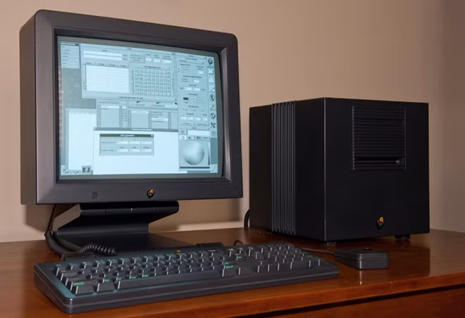 NeXT computer (1989) ghi dấu ký ức chia ly giữa Apple và Steve Jobs khi ông ra đi thành lập công ty riêng với sản phẩm đầu tay là dòng máy trạm NeXT Computer. Đây cũng là sản phẩm đầu tiên được tích hợp trình duyệt trên thế giới vào thời điểm đó nhưng đáng buồn khi doanh thu của nó lại quá thấp.