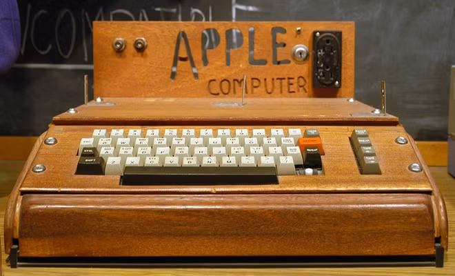 Apple I, là sản phẩm đầu tay của Apple được sản xuất vào năm 1976 với mục tiêu nhắm là máy tính dành cho những kỹ sư và người đam mê công nghệ, được sản xuất với số lượng nhỏ. Thiết kế của chiếc máy tính đầu tiên này được giao cho Steve Wozniak trong khi Steve Jobs lo về tài chính và tiếp thị.