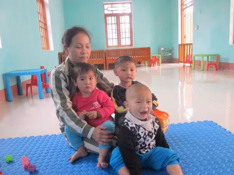 Những lúc nhớ con, Mạch Thị Ngọc lại vào nhà trẻ bế các cháu nhỏ cho đỡ nhớ.