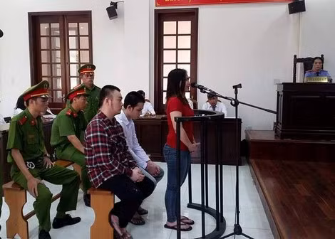 Tại tòa, bị cáo Quyên được xác định là người chủ động lên kế hoạch tạt axit bị hại Hương.
