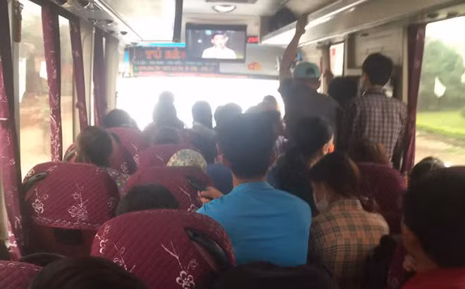 Tình trạng nhồi nhét khách dịp nghỉ lễ vẫn diễn ra. Tình trạng nhồi nhét khách dịp nghỉ lễ vẫn diễn ra.