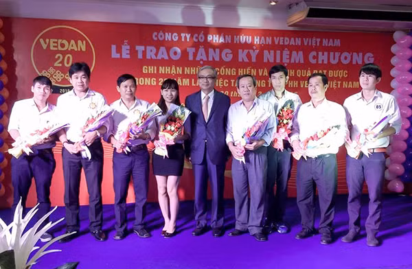 Lãnh đạo Công ty Vedan Việt Nam chúc mừng các nhân viên có thâm niên gắn bó với Công ty