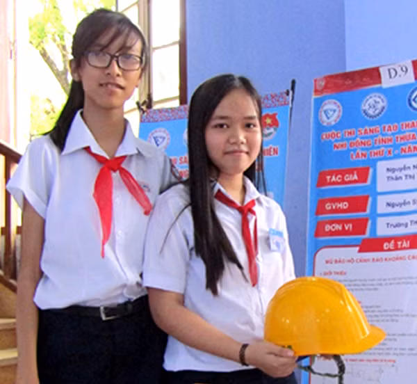 Hai nữ sinh Bảo Quỳnh và Thanh Nhàn sáng chế mũ bảo hộ lao động “thông minh”.