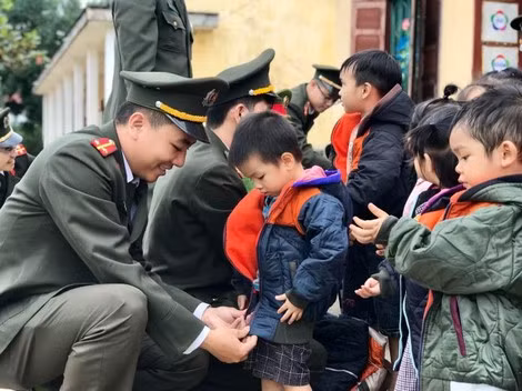 Công an Quảng Bình luôn có những hoạt động ý nghĩa với các tộc người ở miền tây Quảng Bình.