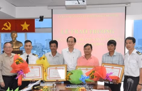 "Khi tôi lao xuống biển, vợ tôi hô: Ngoài kia còn có người nữa" ảnh 7