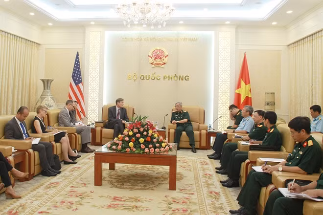 Thứ trưởng Nguyễn Chí Vịnh làm việc với Ngài Michael Greens, Giám đốc Cơ quan Phát triển quốc tế Hoa Kỳ tại Việt Nam.