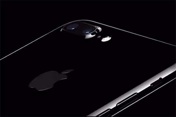 Hệ thống camera kép được Apple trang bị cho iPhone 7 Plus với độ phân giải 12 megapixel, một có tiêu cự 28 mm và một có tiêu cự 56 mm. Hệ thống camera kép được Apple trang bị cho iPhone 7 Plus với độ phân giải 12 megapixel, một có tiêu cự 28 mm và một có tiêu cự 56 mm.