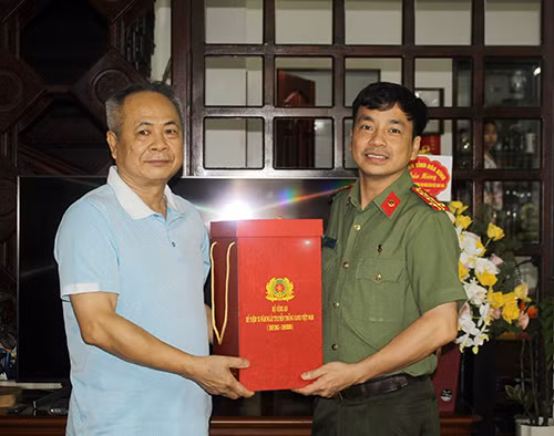 Và trao quà của Bộ Công an tặng đồng chí Nguyễn Văn Cương, nguyên Phó Giám đốc.