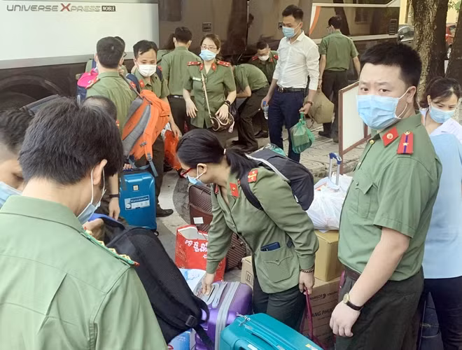 Tất cả CBCS sắp xếp hành trang lên đường làm nhiệm vụ cao cả.