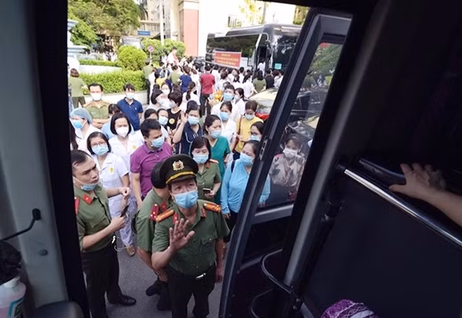 Chia tay đồng đội vào tâm dịch Bắc Giang.