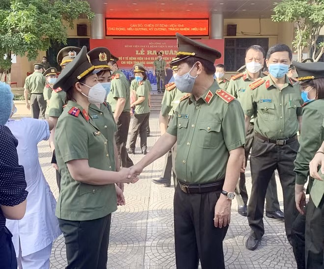 Có mặt tại lễ xuất quân sáng nay, Thượng tướng Nguyễn Văn Sơn, Thứ Trưởng Bộ Công an, Trưởng Ban chỉ đạo phòng chống dịch bệnh COVID-19 Bộ Công an đã đến động viên và giao nhiệm vụ cho đoàn công tác với 166 y, bác sĩ, cán bộ y tế của hai Bệnh viện 19-8 và Bệnh viện Y học cổ truyền Bộ Công an sẽ trực tiếp tham gia điều hành, vận hành Bệnh viện Dã chiến số 2 tại Nhà thi đấu Thể thao tỉnh Bắc Giang.