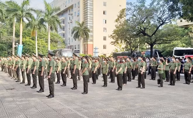 Trong thời gian qua, số ca mắc COVID-19 tại Bắc Giang đã tăng một cách nhanh chóng. Những ngày này, không chỉ tại Bắc Giang mà khắp cả nước đều đang phải gồng mình chống dịch. Thế nhưng, vẫn với mục tiêu “không một ai bị bỏ lại", hôm nay (27/5), lực lượng y tế CAND đã xuất quân chi viện Bắc Giang chống dịch COVID-19.