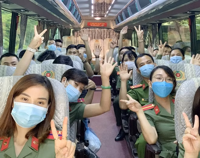 Tất cả lên đường với tâm thế sẽ phải chiến đấu với dịch bệnh dài ngày, những ngày xa gia đình chưa thể đếm hết nhưng vì đồng bào, vì Bắc Giang đang cần sự giúp đỡ, họ vẫn lên đường với tất cả sự quyết tâm cùng Bắc Giang đẩy lùi và chiến thắng dịch bệnh.