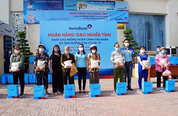 Người khó khăn tại quận 8 nhận những phần gạo nghĩa tình từ VietinBank