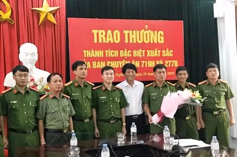 Thiếu tá Lê Xuân Đồng (thứ hai từ phải qua) cùng đồng đội ở Công an huyện Nghĩa Đàn được khen thưởng vì lập chiến công xuất sắc. Thiếu tá Lê Xuân Đồng (thứ hai từ phải qua) cùng đồng đội ở Công an huyện Nghĩa Đàn được khen thưởng vì lập chiến công xuất sắc.