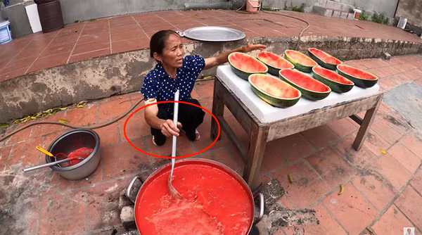 Bà Tân bị phát hiện dùng muôi múc cám cho heo ăn hàng ngày để làm đồ ăn cho người.
