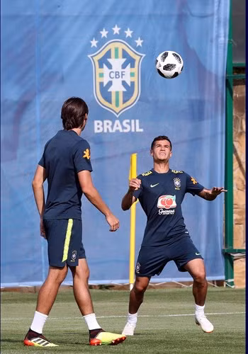 Philippe Coutinho tập trung khi thực hiện bài tập khống chế bóng bằng ngực.