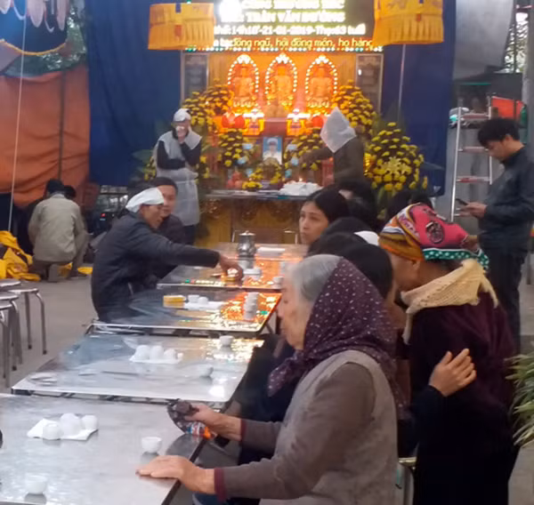 Bà con xóm làng đến chia buồn với gia đình cho ông Trần Văn Đường.