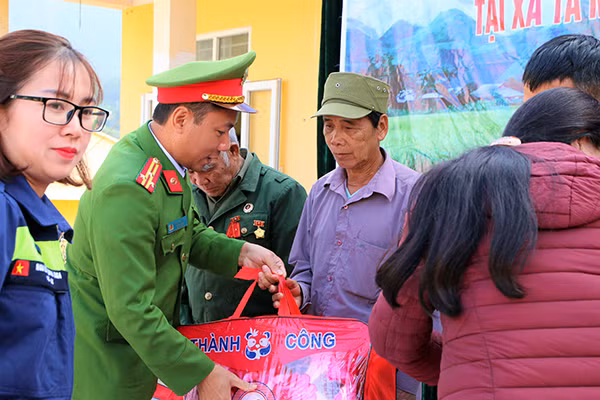 Tặng quà cho gia đình chính sách