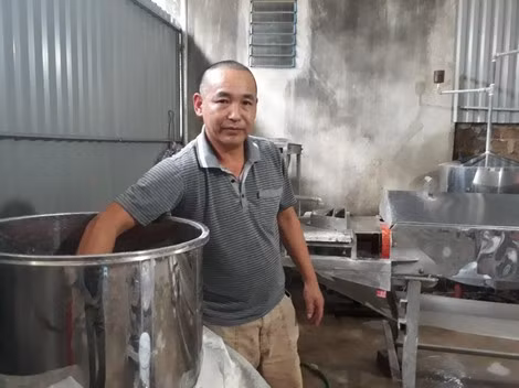 Với dây chuyền làm bánh bún, anh Khương tự hào vì mình có thể sống tốt.