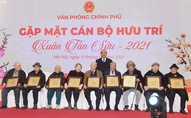 Thủ tướng mừng thọ các cụ trên 90 tuổi - Ảnh: VGP/Quang Hiếu