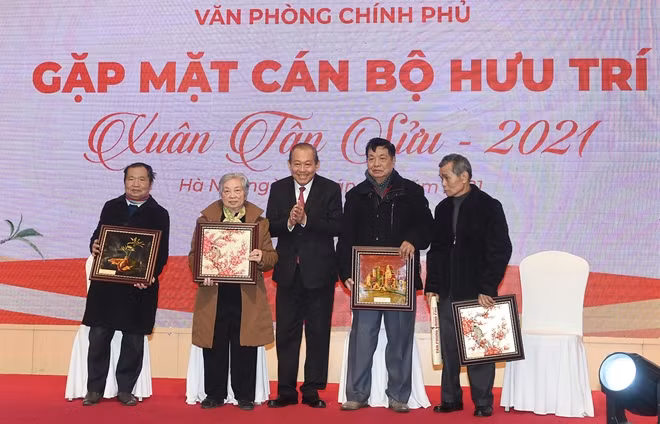 Phó Thủ tướng thường trực Chính phủ Trương Hòa Bình tặng quà mừng thọ các cụ 80 tuổi - Ảnh: VGP/Quang Hiếu