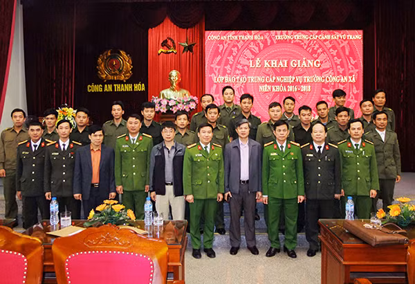 Các đại biểu và học viên dự lễ khai giảng.. Các đại biểu và học viên dự lễ khai giảng..
