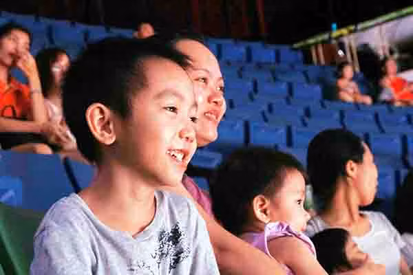 Nụ cười nở trên môi những em nhỏ trong rạp