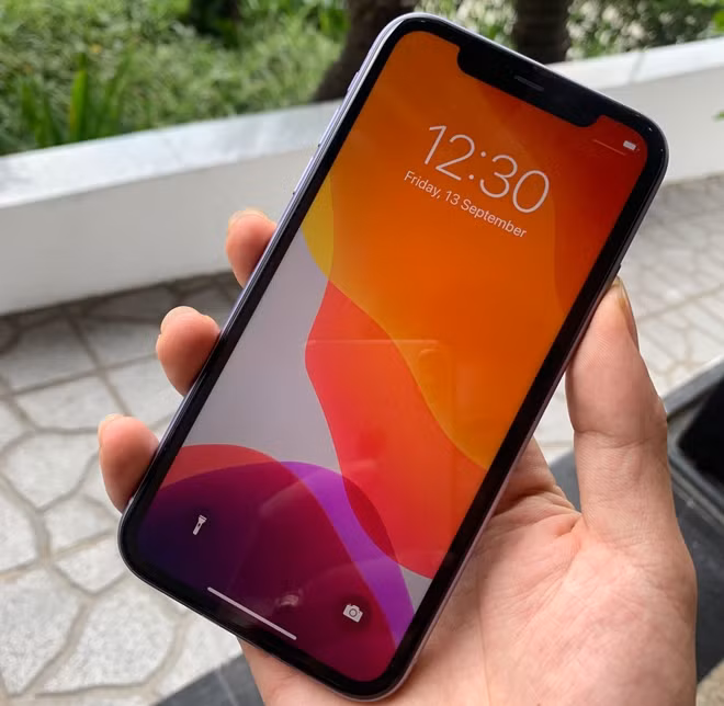 Mặt trước của iPhone 11.