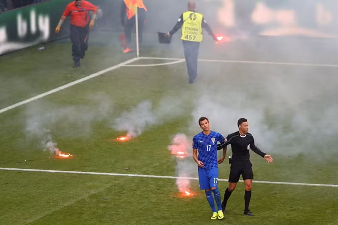 Croatia từng gặp “nạn pháo sáng” ở Euro 2016.