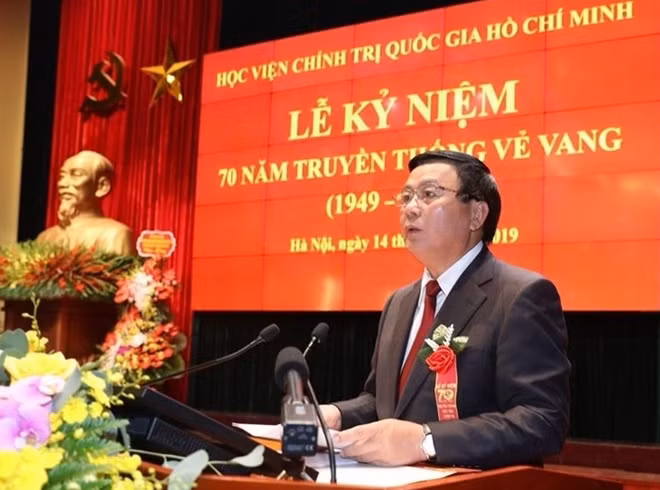 Bí thư Trung ương Đảng, Chủ tịch Hội đồng Lý luận Trung ương, Giám đốc Học viện Chính trị quốc gia Hồ Chí Minh Nguyễn Xuân Thắng phát biểu tại buổi lễ. Ảnh TTXVN