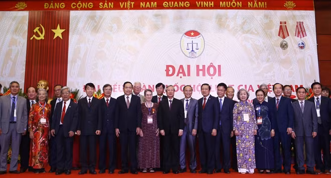 Thường trực Ban Bí thư Trần Quốc Vượng cùng các đại biểu dự Đại hội. Ảnh: TTXVN