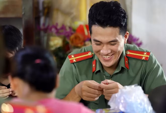 Trung úy Nguyễn Tiến Trung rạng rỡ bên các bạn nhỏ trong buổi tình nguyện ý nghĩa.